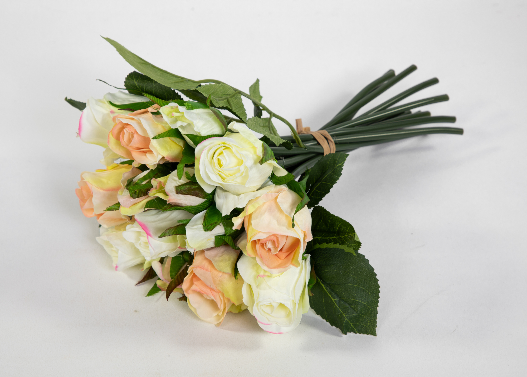 Rosenbouquet 30x20cm weiß-peach mit 16 Blüten GA Kunstlbumen künstliche Rosen Rosenstrauß