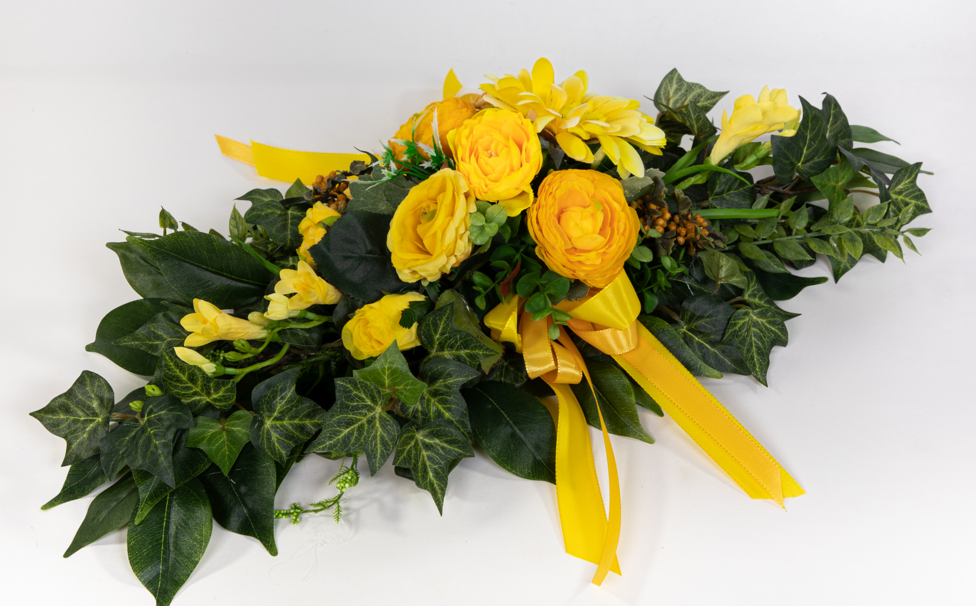 Tischgesteck länglich 60cm gelb mit Rosen, Gerbera, Ranunkel und Freesie Kunstblumen künstliche Blumen