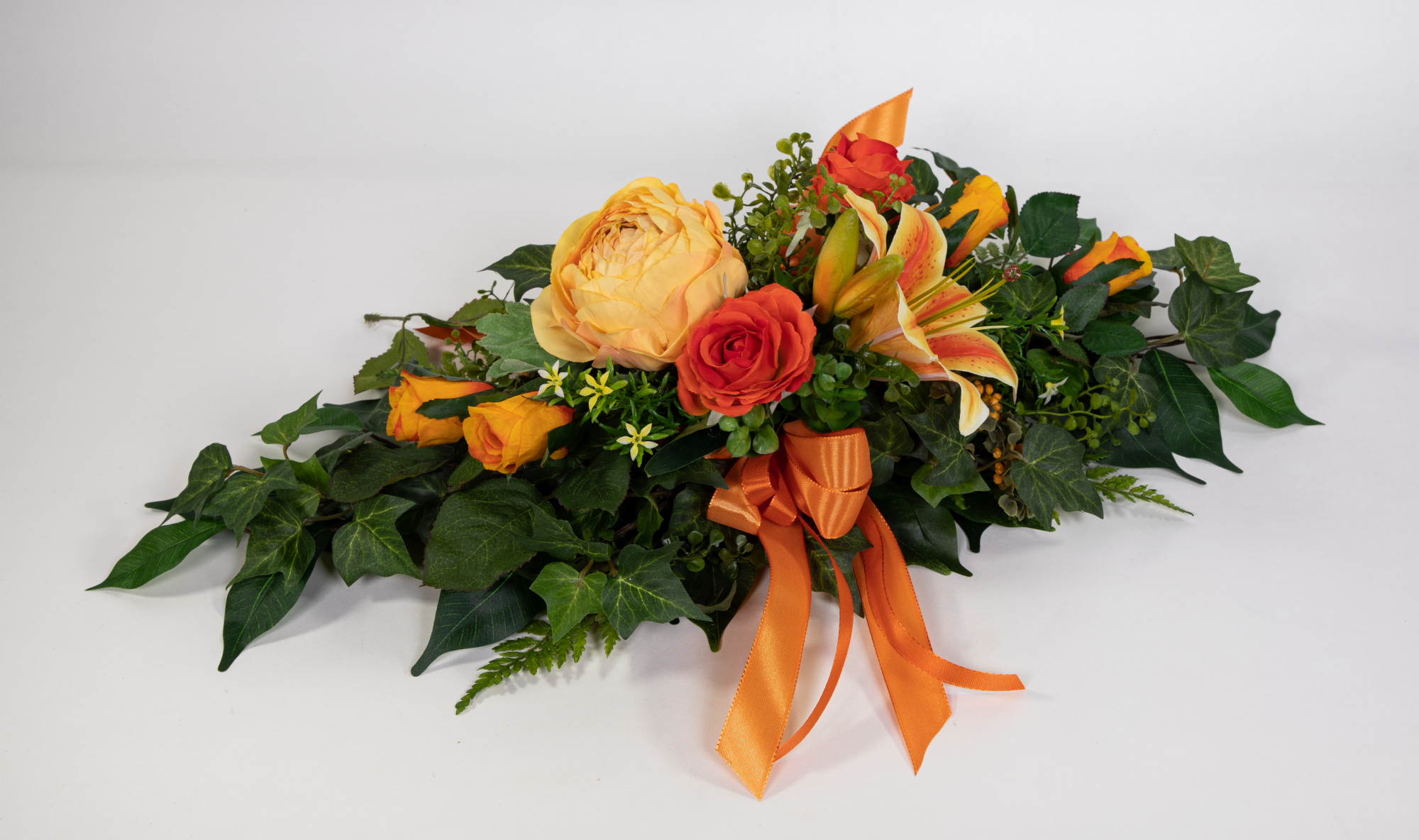Tischgesteck länglich 60cm orange mit Rosen, Ranunkeln und Lilie Kunstblumen künstliche Blumen