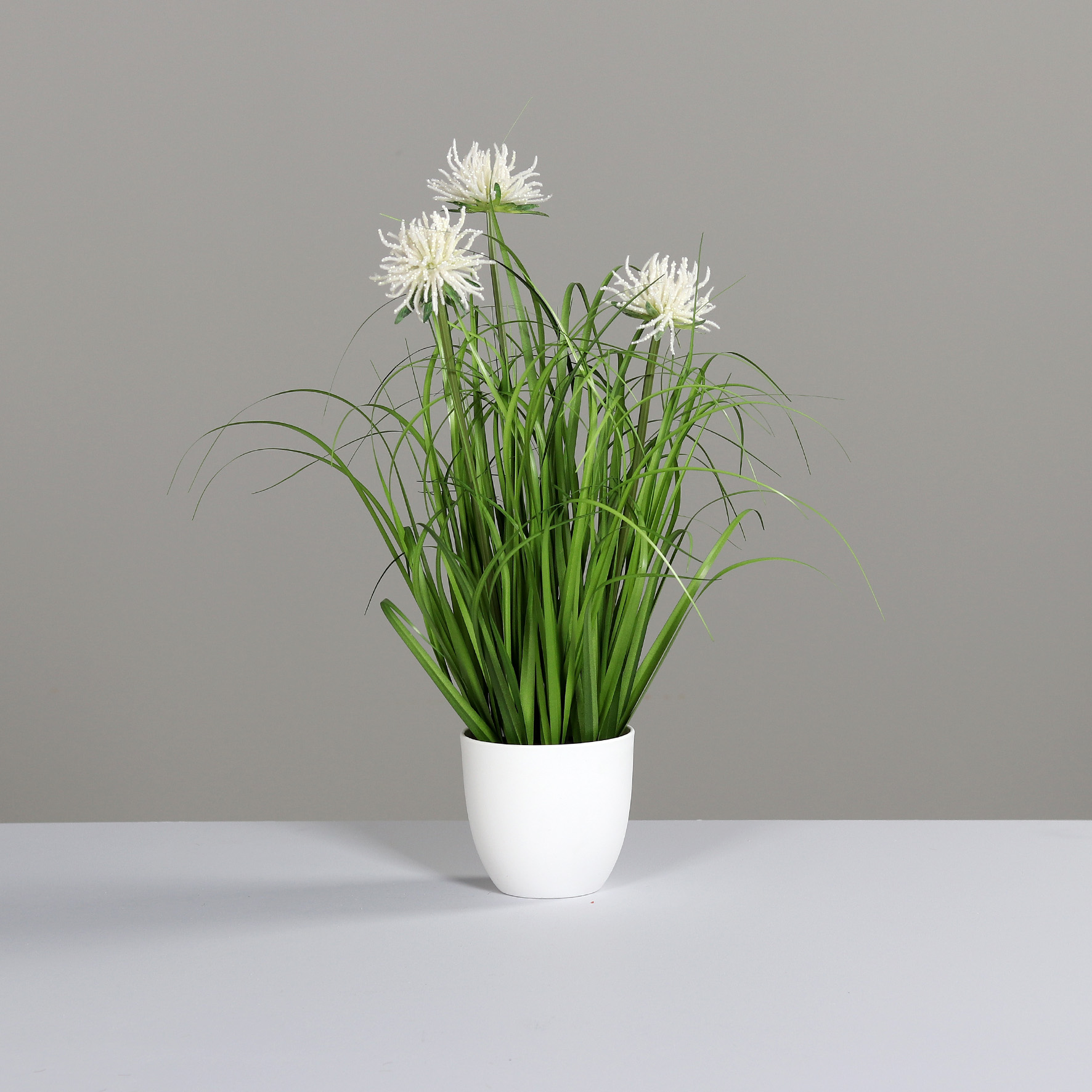 Alliumgras mit 3 Blüten 62cm weiß im weißen Dekotopf DP Kunstpflanze Dekogras künstliches Gras